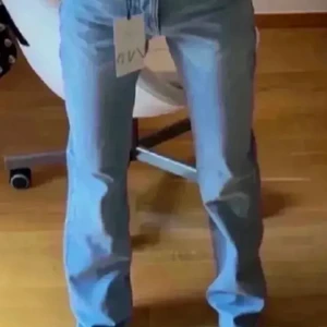 Mid Rise jeans zara - Helt oanvända zara midrise jeans köpte dom oxå på plick men dom var tyvärr för små prislappen och allt sitter kvar  dom är även helt  slut på hemsidan första 2 bilderna är lånade