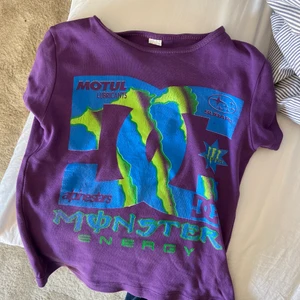 Babytee typ - Gammal tröja lite vintage vibe typ xs/s beroende på hur man vill att den ska sitta ❤️