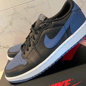 Jordan 1 Retro Low Og 42,5 - Säljer dessa snygga Jordan Low i strl 42,5. De är nya & oanvända. Kvitto finns☀️