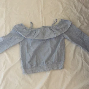 Randig tröja - Randig tröja från hm i stl 152(xs), perfekt till stranden eller kanske ett kalas? Köpt för några år sedan men knappt använd. Säljer för 20 kr. Meddela gärna om du har några frågor❣️