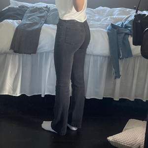 Svarta trendiga lågmidjade bootcut jeans från ELLOS, super sköna och super bra kvalite!!! Säljer dom då jag har för mycket jeans och behöver bli av med några👩🏽‍🎤 