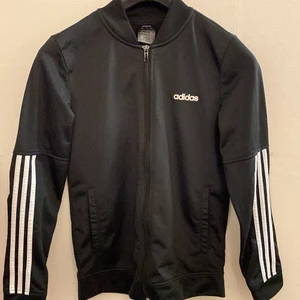 Adidas kofta, storlek xs - Bra skick, säljs pga att den är liten på mig. 