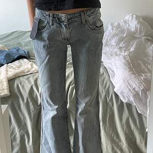Säljer dessa nya brandy melville jeans då de tyvär var för korta. Låg midja och lite utsvängda :) Både innerbenslängden och midjemåttet är ca 78 cm. Köpta för 440 kr.  