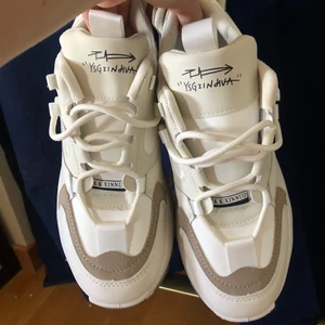 oanvända sneakers  - säljer ett par sjukt snygga sneakers i chunky modell då de är för små för mig. helt oanvända. det står 39 men de är snarare 37. möts upp i sthlm eller uppsala 