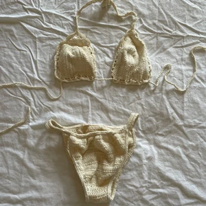 Virkad bikini - Virkad bikini köpt på Bali. Och nej den är inte urtvättad och gul som det ser ut på bilden. Den är mer ”off white”.  Bikinitrosorna har resår på sidan så passar flera storlekar. Kan dras upp på höften så dom blir lite ”high cut”. Har för mkt bikinis😅