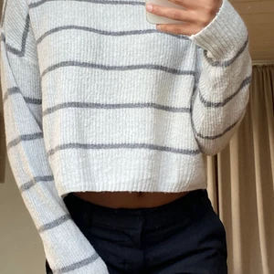 Randing stickad tröja - Randig stickad tröja, inte stickig och något kroppad. 