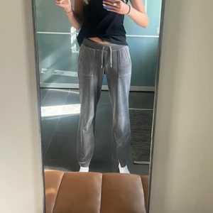 Juicy byxor   - Har tänkt att sälja mina Juicy byxor i super bra skick då de tyvärr är lite korta för mig. Vet dock inte pris så kom med prisförslag ❤️ de är i stl S