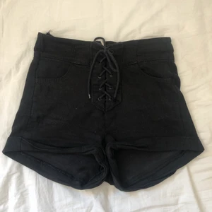 Svarta shorts med snörning  - Svarta shorts med snörning i bra skick! Fejkade rips på några ställen