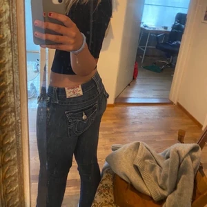True religion jeans  - Säljer dessa populära true religion true religion jeans  . Storlek 24 men stora i storleken och passar ungefär mig som vanligtvis har storlek   26. Säljer endast vid bra bud. 