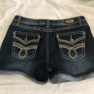 Snygga shorts - Säljer ett par jätte snygga shorts som tyvärr är lite för stora på mig. Använda två gånger av mig och annars helt nya. Är i fint skick. sista bilden är dem uppvikta. Om ni undrar något eller vill se dem på så är det bara att fråga💕 