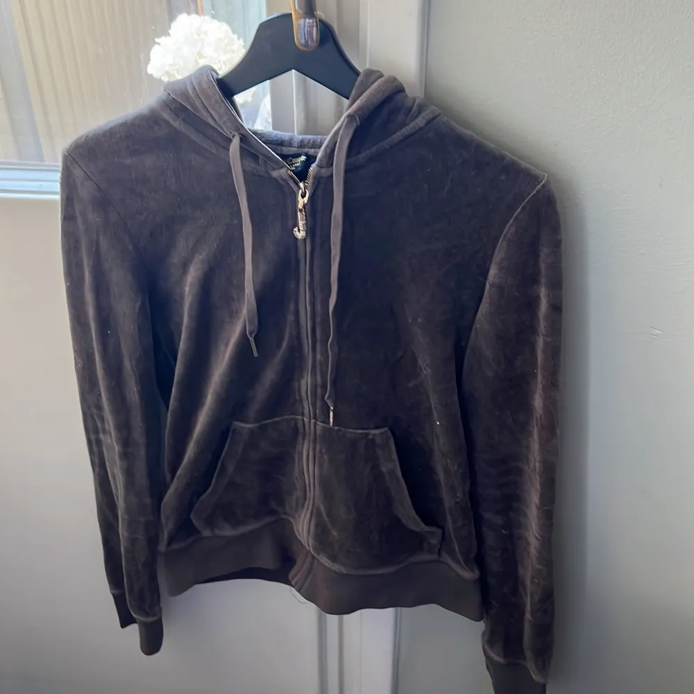 Juicy Couture huvtröja i brunt/beiget sammetstyg!   Nypris ca 800kr-1000kr.   Fler bilder finns!  Pris kan även diskuteras. . Hoodies.