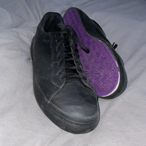 Svarta låga sneakers i storleken 45 - Eleganta svarta låga sneakers i storleken 45. Haft på mig vid två tillfällen så inget slitage.