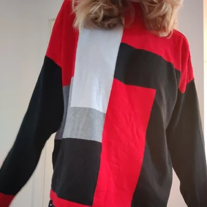Röd, svart, grå och vit tröja ♥️ - Säljer denna tröja. Passar xxs-m. Frakt: 49kr med köp nu annars 78kr 💕