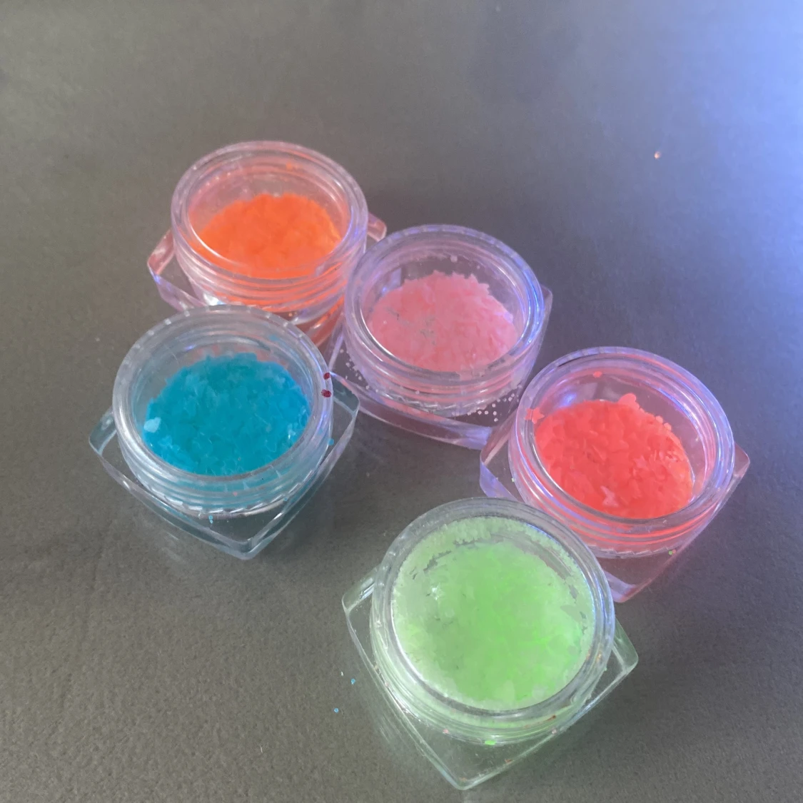 Färgglada färger för naglar