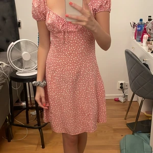  kläning med hjärtan pä - Kläning i strl xs, aldrig använd, finns en dragkedja på ena sidan. Väldigt fin på 