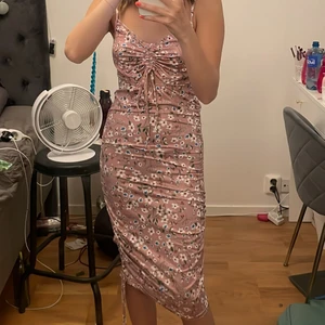 Blommig kläning i strl xs - Stor för vara i strl s, den är stretchig, aldrig använd, längden kan man justera själv om man vill ha lång eller kort, vid brösten ochså