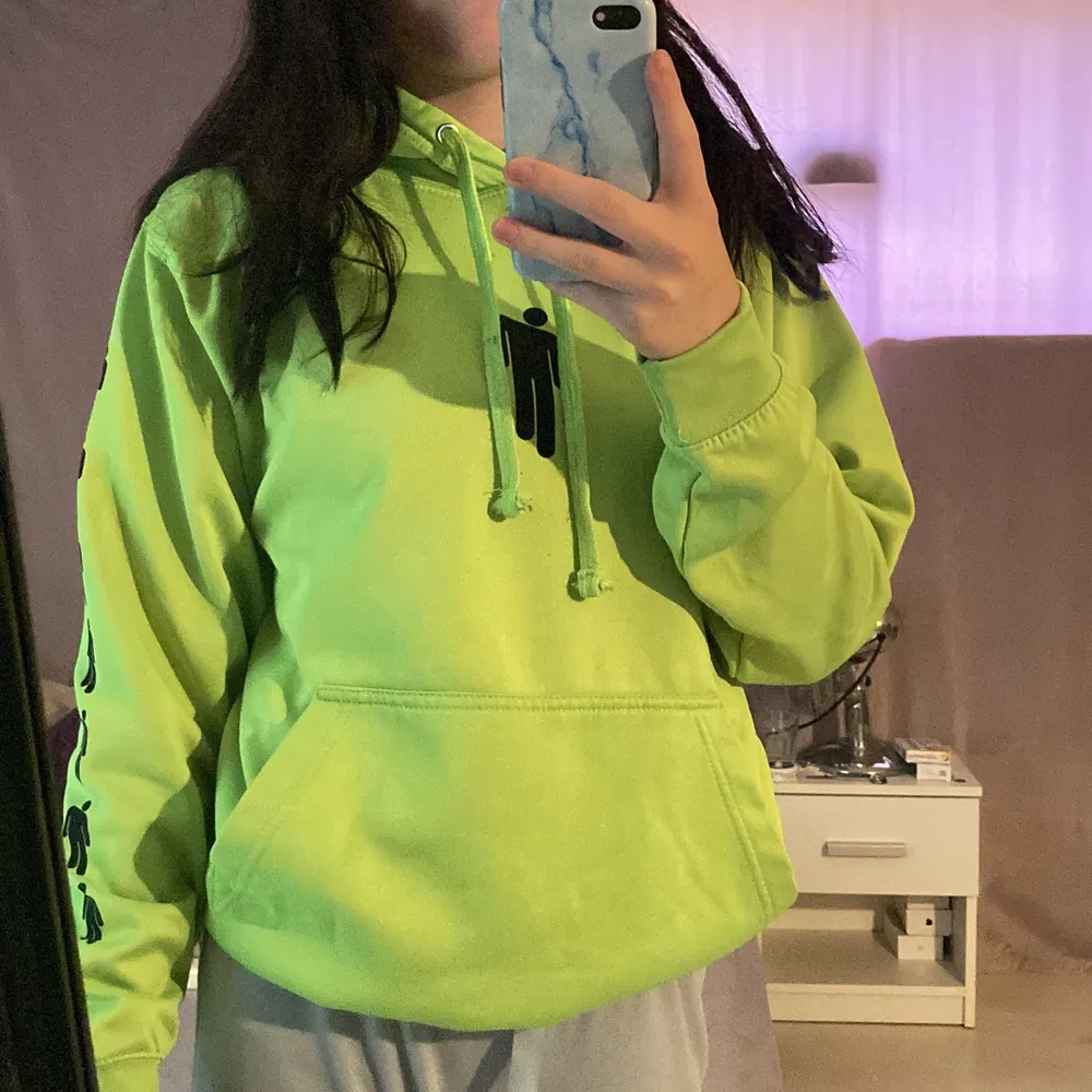 En billie eilish hoodie som är i gott skick. Använd fåtal gånger . Hoodies.