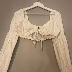 Vit topp - En topp från hm, storlek s, har knappt använt toppen, super söt är den.💗