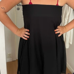 Kjol och klänning - Denna snygga kjolen kan man ha som både kjol och klänning. Är storlek 46 men sitter som en 42 som en kjol. Är en m i överkroppen och den passar där som en klänning. Väldigt fin, men kommer inte till användning längre.💕 Köparen står för frakten