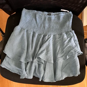Blå Kjol - En väldigt fin kjol ifrån Shein som är helt oanvänd. Kjolen är i bra skick och bra kvalite. Fler bilder kan ges vid behov och köparen står för frakten. Pris kan diskuteras. 🤍