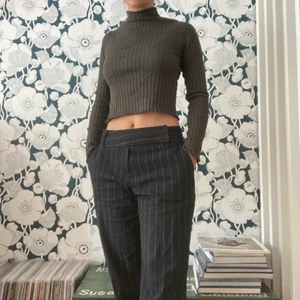 Mörkgrön långärmad tröja - Ribbad mörkgrön långärmad tröja 💚 Köpt i Australien och funkar till det mesta, fantastiskt basplagg! ✨ 