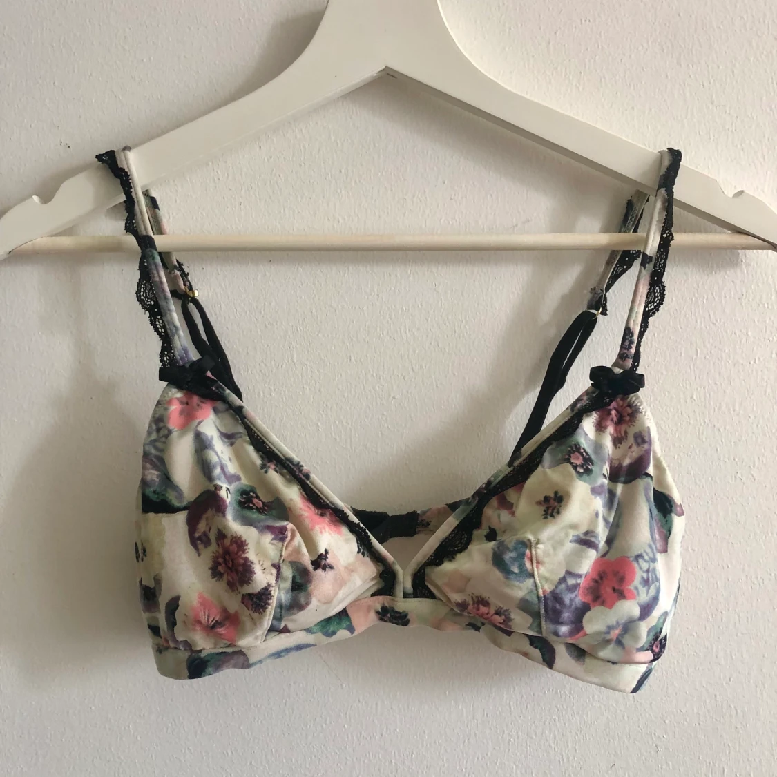 Blommig bygellös bh