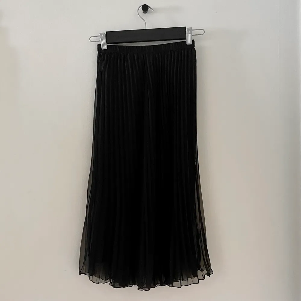 En svart kjol från h&m i använt skick. . Kjolar.