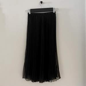 En svart kjol från h&m i använt skick. 