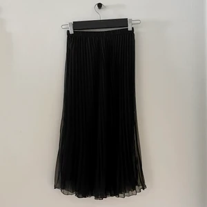 H&m svart kjol - En svart kjol från h&m i använt skick. 