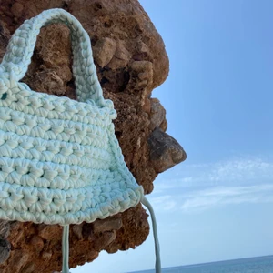 Virkad väska - Virkad väska i mintblå färg. Nygjord och endast ”använd” på bilderna ovan.