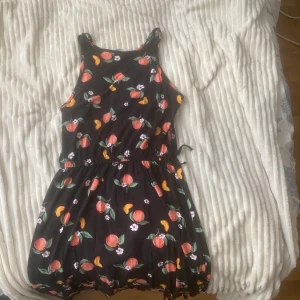 29kr (+13kr frakt)  - En svart klänning med Persikor