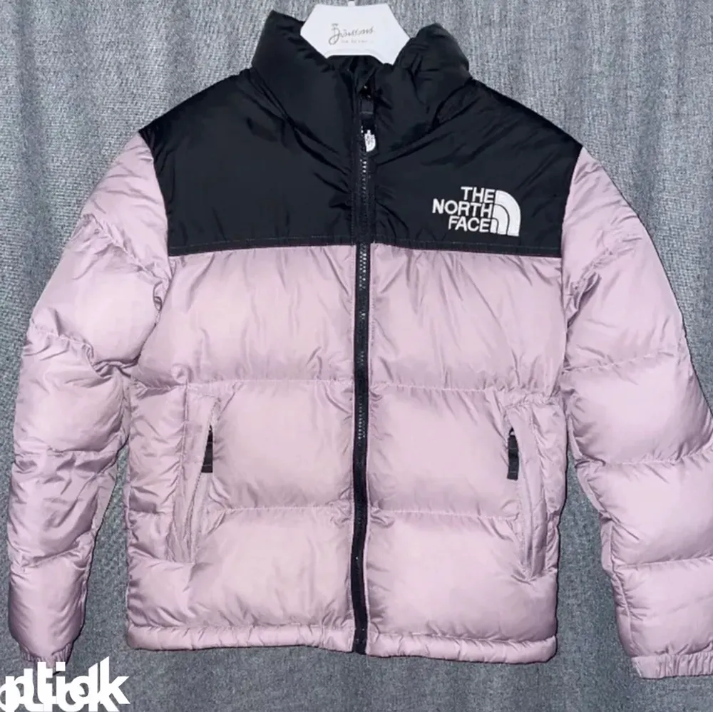 Säljer min the north face jacka storlek M junior passar mig bra är lite lite för kort i ärmarna och jag är 150 lång och 12 år  800kr tar emot prut . Övrigt.