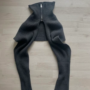 Stickad tröja  - En väldigt skön stickad tröja som är superfin att ha över ett linne eller en vanlig T-shirt❤️‍🩹 dragkedja och hög krage!! 