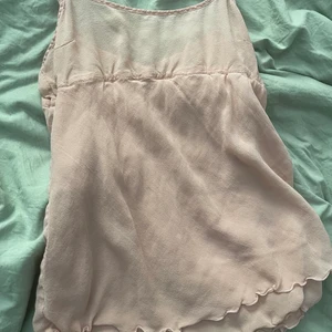 rosa linne - karl lagerfeld x h&m, säljs ej längre. babyrosa gulligt linne, mer rosa i verkligheten. fina detaljer vid ryggen. storlek 38 men tycker den sitter som 36. skriv gärna för fler bilder 