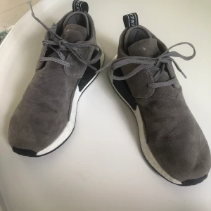 Adidas originals NMD C2  - Sneakers, beige BY 9913. Male, strl 41 1/3 (Fr). Bra begagnat skick, enbart använda ett fåtal ggr. Material mocka.
