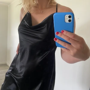 Satin klänning  - Snygg kort satin klänning med snygg snörning och urringning😍 Går till knäna. Använt 1 gång och är i väldigt bra skick!!💗 Den är i storlek 40 och köpt för 200kr! Skriv gärna för mer information!!💞