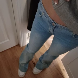 Lågmidjade jeans💗 - Lågmidjade ljusblåa bootcut jeans som jag köpte på secondhand i Stockholm för 400kr. Oanvända bara testade💗Säljer eftersom jag redan har massa jeans. Pris går att diskutera.