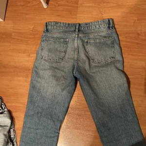 Zara jeans midrise/low waist - Säljer mina zara jeans som också blivit för små! De är i storlek 38 men då de är väldigt små i storlekarna så passar detta en S❤️‍🩹 sitter väldigt bra på och är otroligt sköna och bekväma!