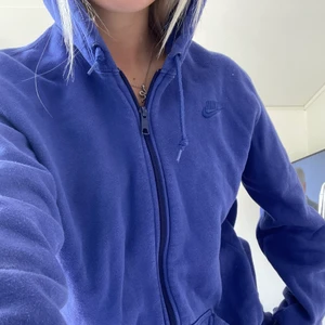 Nike ziphoodie - Nikezip köpt secondhand, jag har vanligtvis Xs, köparen står för frakten på 79kr🤍