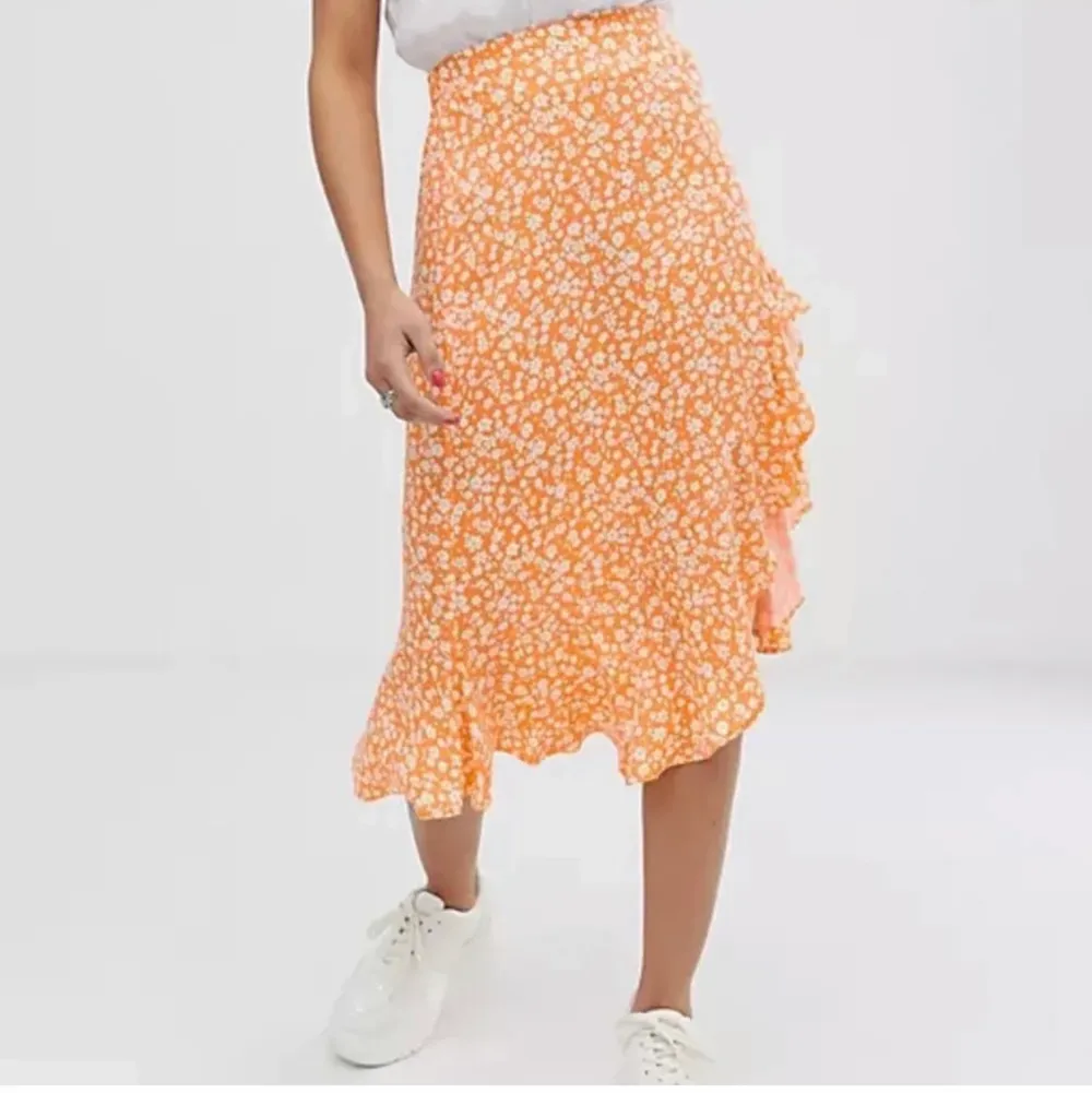 Jättemysig kjol som jag tyvärr aldrig använt! Köpt här på plick men kommer från Berchka. Orange tunnare kjol som är perfekt till sommaren. ☀️💛🫶. Kjolar.