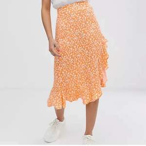 Jättemysig kjol som jag tyvärr aldrig använt! Köpt här på plick men kommer från Berchka. Orange tunnare kjol som är perfekt till sommaren. ☀️💛🫶