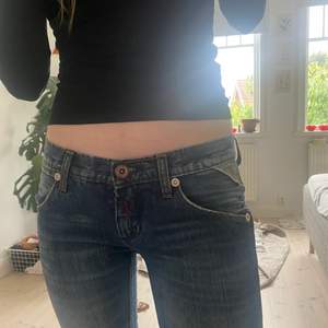 Skitsnygga jeans från replay, köpta secondhand men i bra skick 28 i midjan och 32 i längden  Köpare står för frakt💕💕💕