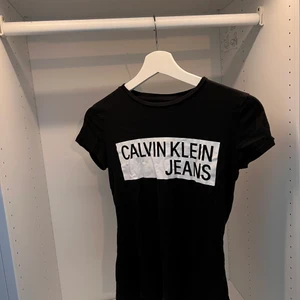 Calvin klein T-shirt  - Svart T-shirt med vitt print 