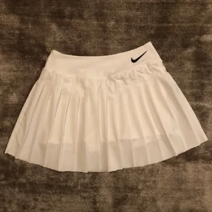 Nike tennis kjol - Säljer denna jättefina tenniskjol ifrån nike i stl XS. Säljer då jag har en som nästan är likadan❤️