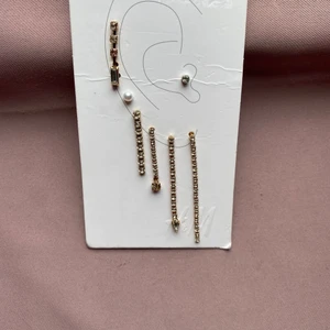 Örhängen  - Ett kit med örhängen från h&m, använda få tal gånger. Köpta för 89 kr men säljer för 30❤️