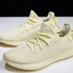 Adidas yeezy boost 350 V2 Butter  - Jätte sköna , fin färg och passar för både män och kvinnor. Finns tag !  Går byta med andra skor