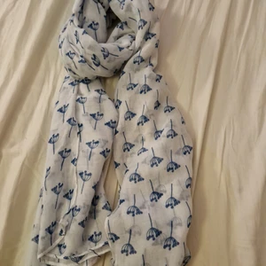 Blått och vitt halsduk - Halsduk, polyester och jättemjuk!