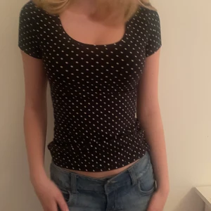 Prickig topp  - Supergullig prickig topp från Zalando, passar S/M💕 30 kr + frakt💕