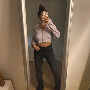 Grå jeans - Super fina mörkgråa jeans med en slits nere. Funkar både som högmidjade och lågmidjade. 