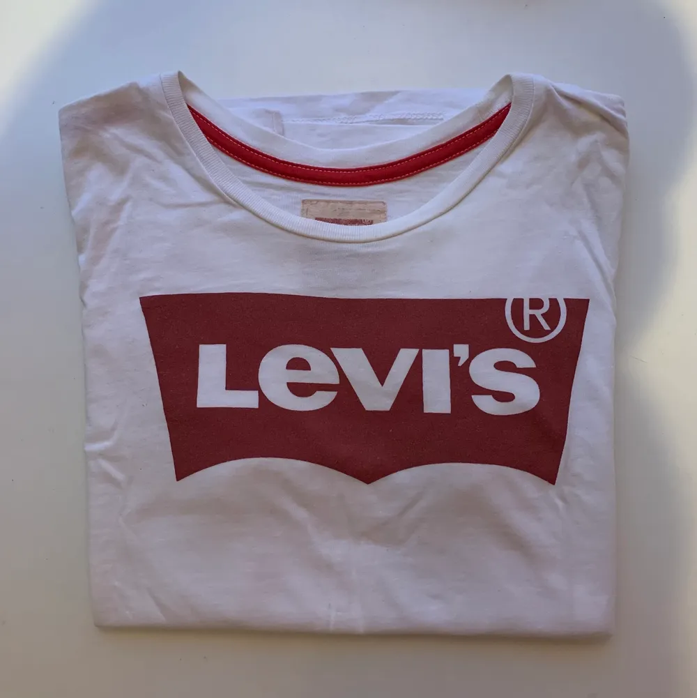 Säljer denna fina Levis T-shirt, endast använd fåtal gånger. Vid intresse tveka inte att kontakta! 🥰. T-shirts.